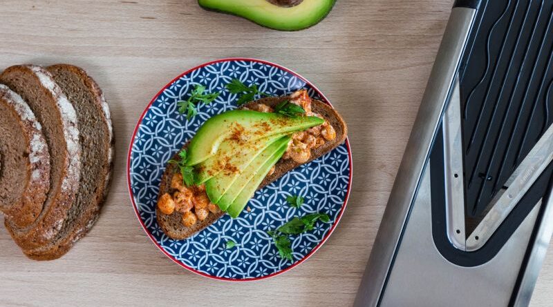 Bread with chickpeas & avocado